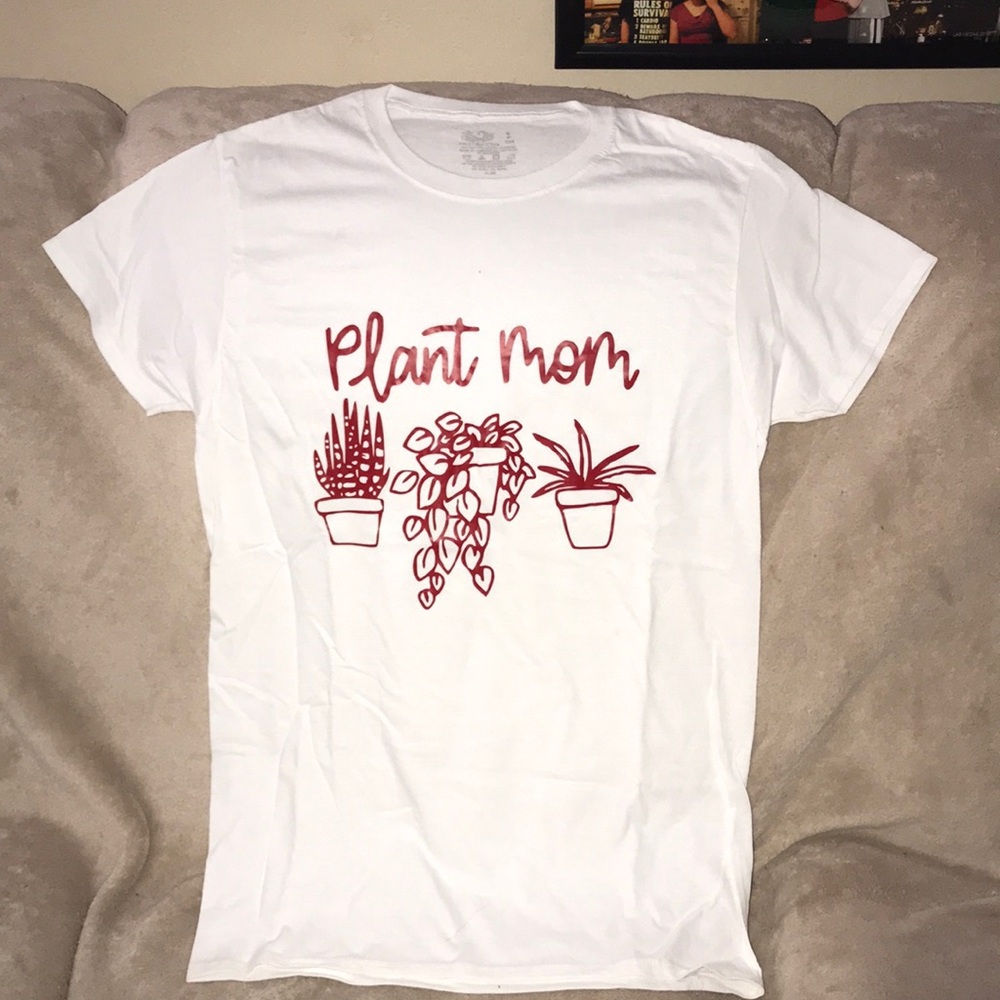 Fruit of the loom size small white tee Plant Mom 💕